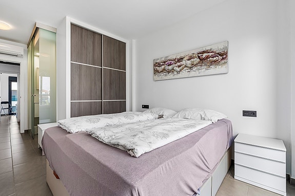 RESERVERT! Lekker toppleilighet med stor takterrasse, bassengutsikt og parkering i underetasje - Selges møblert