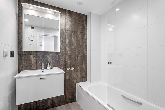 RESERVERT! Lekker toppleilighet med stor takterrasse, bassengutsikt og parkering i underetasje - Selges møblert