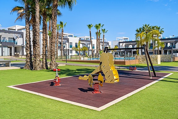 RESERVERT! Lekker toppleilighet med stor takterrasse, bassengutsikt og parkering i underetasje - Selges møblert