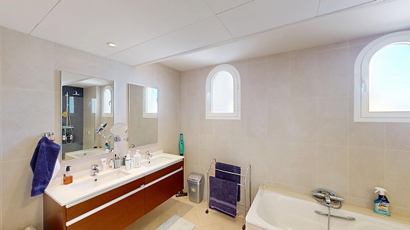 Eksklusiv penthouse med privat basseng og havutsikt   beliggende ved golfban