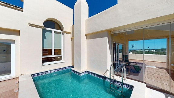 Eksklusiv penthouse med privat basseng og havutsikt   beliggende ved golfban