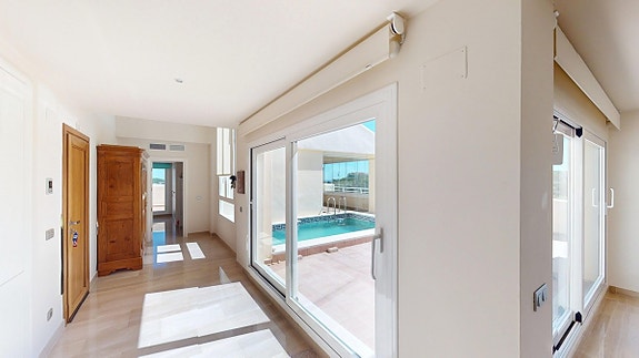 Eksklusiv penthouse med privat basseng og havutsikt   beliggende ved golfban