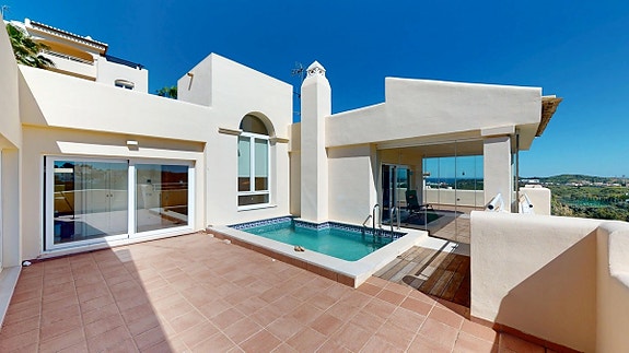 Eksklusiv penthouse med privat basseng og havutsikt   beliggende ved golfban