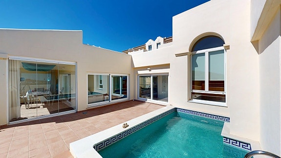 Eksklusiv penthouse med privat basseng og havutsikt   beliggende ved golfban