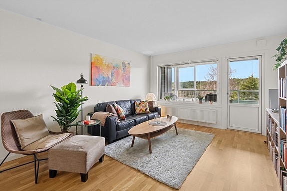 Hamid Rezaee (91393517) presenterer en lys & pen 2-roms andelsleilighet med innglasset balkong og flott utsikt.