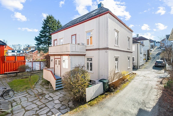 Leiligheten ligger i et tilbaketrukket nabolag med sjarmerende, gamle bygårder og rolige gater.