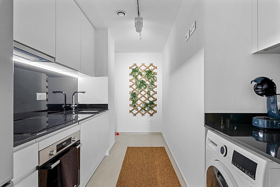 Møblert leilighet nær stranden - Felles takterrasse med basseng og fantastisk utsikt