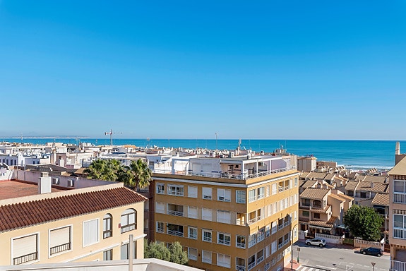 Møblert leilighet nær stranden - Felles takterrasse med basseng og fantastisk utsikt