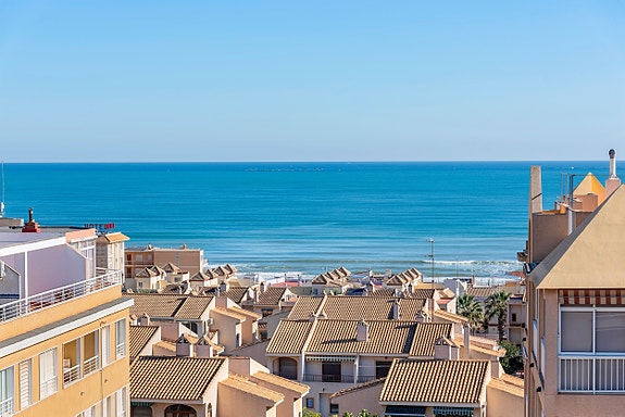Møblert leilighet nær stranden - Felles takterrasse med basseng og fantastisk utsikt