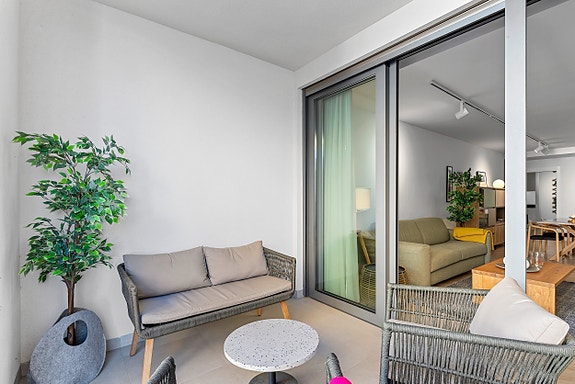 Møblert leilighet nær stranden - Felles takterrasse med basseng og fantastisk utsikt