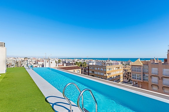 Møblert leilighet nær stranden - Felles takterrasse med basseng og fantastisk utsikt