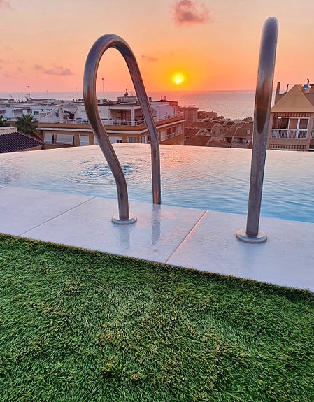 Møblert leilighet nær stranden - Felles takterrasse med basseng og fantastisk utsikt