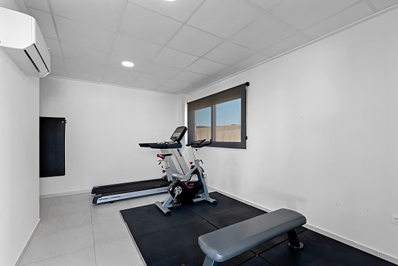 Møblert leilighet nær stranden - Felles takterrasse med basseng og fantastisk utsikt