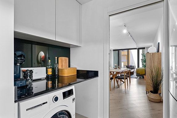 Møblert leilighet nær stranden - Felles takterrasse med basseng og fantastisk utsikt