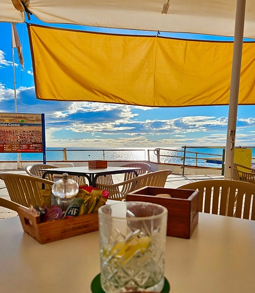 Møblert leilighet nær stranden - Felles takterrasse med basseng og fantastisk utsikt