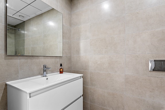 Møblert leilighet nær stranden - Felles takterrasse med basseng og fantastisk utsikt