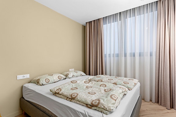 Møblert leilighet nær stranden - Felles takterrasse med basseng og fantastisk utsikt