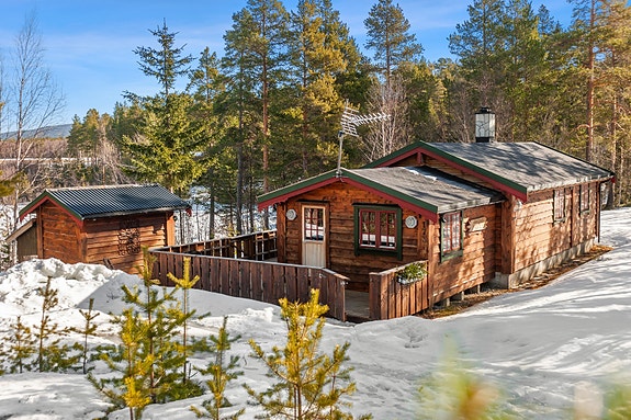 Koselig hytte som er påbygget i 2010. I forbindelse med påbyggingen ble den originale hytta også oppusset.
