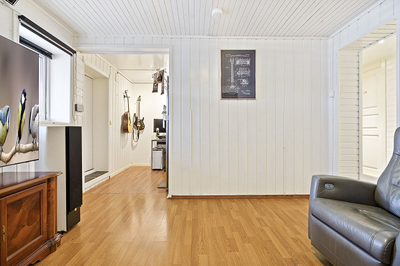 Flott kjellerstue, med adkomst både innvendig og utenfra. Legg merke til kontorkrok rett frem på bildet!