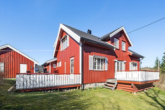 Velkommen til Bakkemoen 11. Innholdsrik enebolig i etablert område og gangavstand til sentrum.