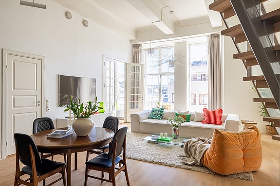 Velkommen til Prinsens gate 8 i ærverdige Posthallen, presentert av eiendomsmegler Susanna Hjelset v/Nordvik Bygdøy allé