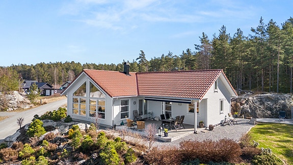 Velkommen til Røsneskilen - Emanuelveien 94 presentert av Ellen Maxine Onsum Eiendomsmegler MNEF / Partner/ DL