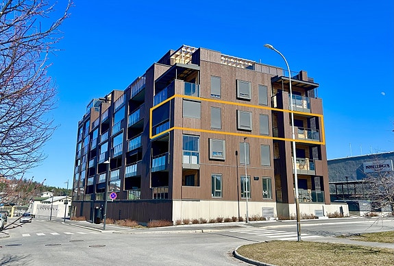 Lekker hjørneleilighet med to balkonger og garasjeplass.