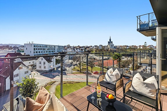 DNB Eiendom v/Martin Sørbø har gleden av å presentere Spilderhauggata 25 - en stor og moderne 3-roms leilighet i 6. etasje beliggende i attraktive Stavanger Øst.