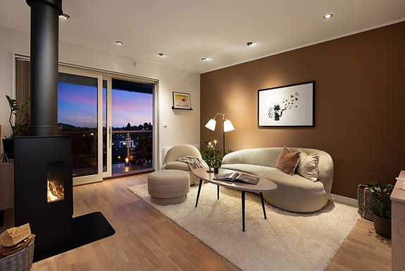 Bergby Partners v/ Kim-André Arnesen presenterer Nye Sædalsveien 102E - en flott 3-roms leilighet med flotte uteplasser, parkering i garasje og sentral beliggenhet.