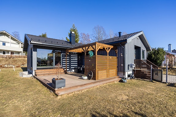 PrivatMegleren/ v Carine Paasche Sivertsen har gleden av å presentere, Glaservegen 108. Lekker og påkostet familiebolig over 2 plan med hele 5 soverom.