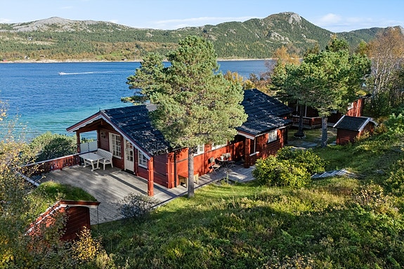 Velkommen til Valnesveien 424 i Saltstraumen - en sjelden mulighet til å eie en fantastisk eiendom med naust og båtutsett, flott hytte, anneks, grillhytte og stor tomt.