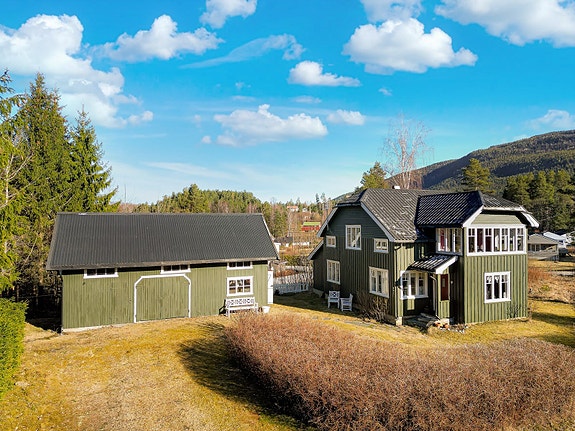 EiendomsMegler 1 v/Are Olsen presenterer Verksvegen 1!
Solfylt eiendom i landlige og naturskjønne omgivelser på Hørte, en trivelig bygd mellom Bø og Gvarv.