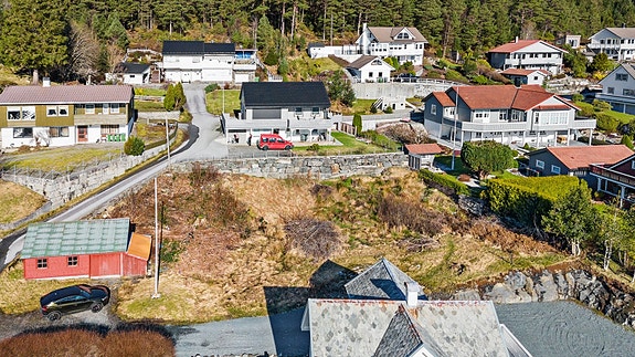 - Stor tomt på 1051m2 i etablert og rolig nabolag på Solheim -