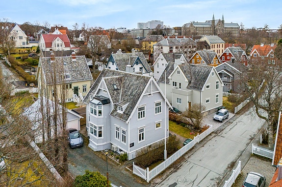Den romslige leiligheten ligger i første etasje og har tilgang til vakker solrik hage med beplantning og terrasse, samt sportsbod og garasjeplass.