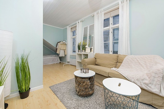 Lys og åpen leilighet med store vinduer