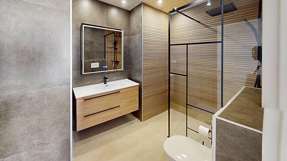 Nøkkelferdig! Ny moderne leilighet med romslig terrasse - Stil, komfort og attraktiv beliggenhet