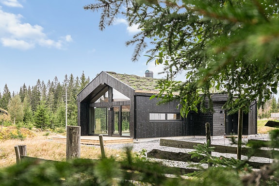Lensmannsvika 38, en arealeffektiv høykvalitets fritidsbolig i populære Lensmannsvika på Mylla, selve indrefileten i Nordmarka. Løypenettet til Nordmarka Nord går like utenfor hytteveggen. NB! Bildet er hentet fra tilsvarende fritidsbolig i prosjektet.