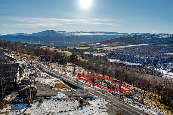 En flott tomt med fantastiske sol og utsikstforhold. Turområder i området.