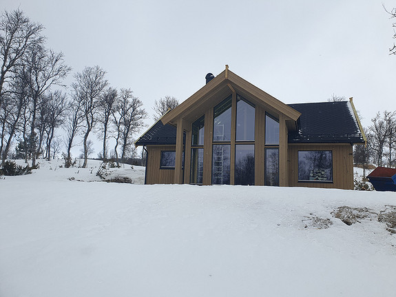 Hytten er ferdig utvendig. Fortsatt vinter i Jakobsåsen.