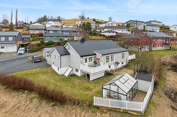 Velkommen til Byamarka 2! Enebolig i Finnesfeltet med nydelig utsikt og sol utover sene sommerkvelder.