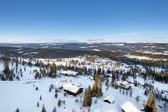 Velkommen til Åkrefjellvegen 11! Luftig beliggende 1000 moh. Nydelig utsikt. Rett ved skisporet.