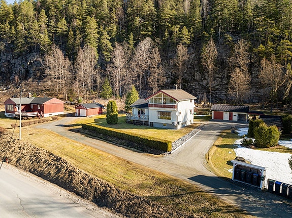 EiendomsMegler1 v/Patrick Gulmælæ presenterer Tyrivegen 377 - Trivelig enebolig med fin og landlig beliggenhet nær Tyrivatn i Lunde!