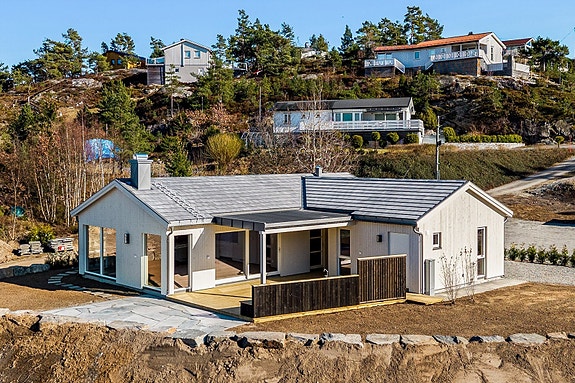 Hytta er tegnet av Jahren Arkitektkontor og bygget av Tømrer Max Gill.