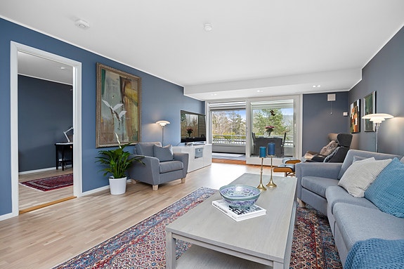 Innholdsrik og gjennomgående 5-roms familieleilighet i populære Ullernåsen Boligsameie.