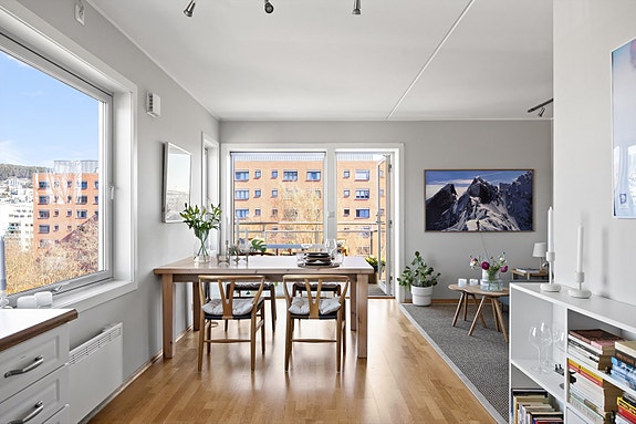 Velkommen til Maridalsveien 221! Dette er en lys 2-romsleilighet beliggende i vakre Nydalen/Bjølsen, her har du enkel tilgang på alt det byen har og tilby.