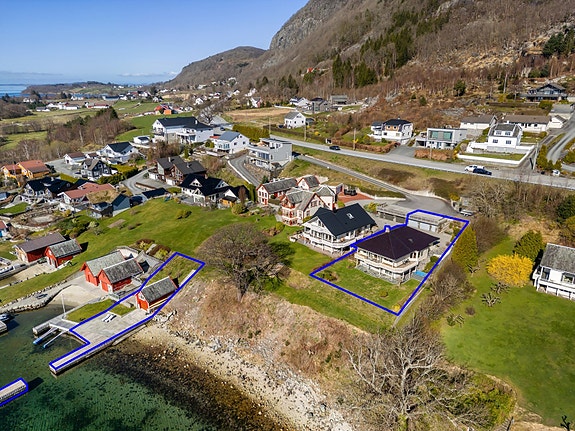 Velkommen til Snapnesvegen 2 - Fantastisk eiendom med velholdt bolig, naust, brygge og dobbel garasje