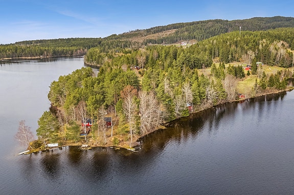 Velkommen til en sjarmerende fritidseiendom med idyllisk beliggenhet på Lutdalstangen, like ved bredden av Hovdalsvatnet.