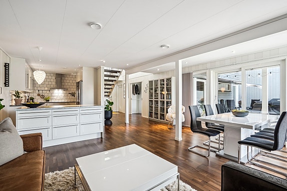 Velkommen til en lekker bolig i populære Rikkavegen på Giske - boligen presenteres av PrivatMegleren.