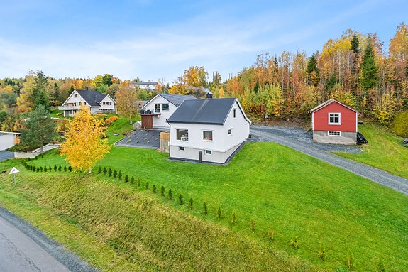 Velkommen til Grytesvegen 350 A og B! Innholdsrik eiendom med enebolig, uthus og ny garasje i 2022 med utleieleilighet i 2. etg.