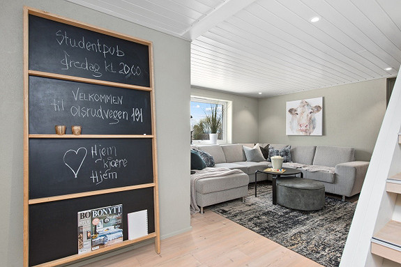 Stue i underetasjen er husets viktigste samlingspunkt.
